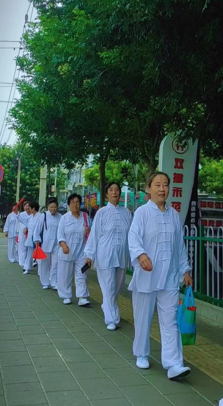 西潞街道健步走活动(图1)